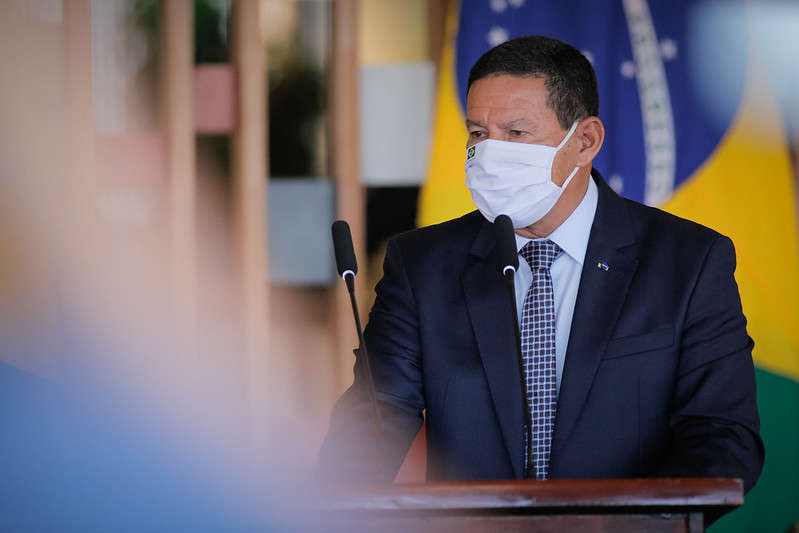 “Não calço os sapatos do presidente”, diz Mourão