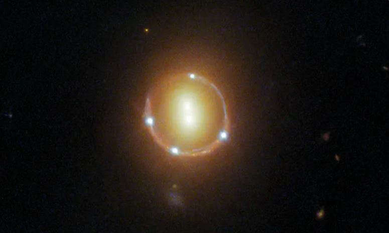 Raro ‘Anel de Einstein’ capturado por Hubble revela as profundezas do universo