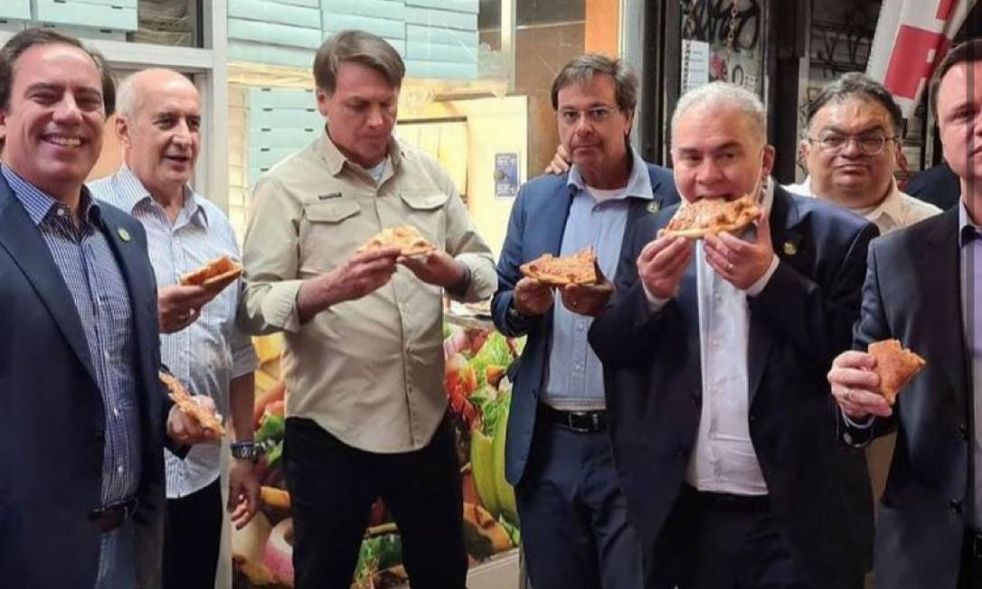 Bolsonaro com ministros em Nova York: na imagem, Queiroga, leva pizza à boca Foto: Reprodução