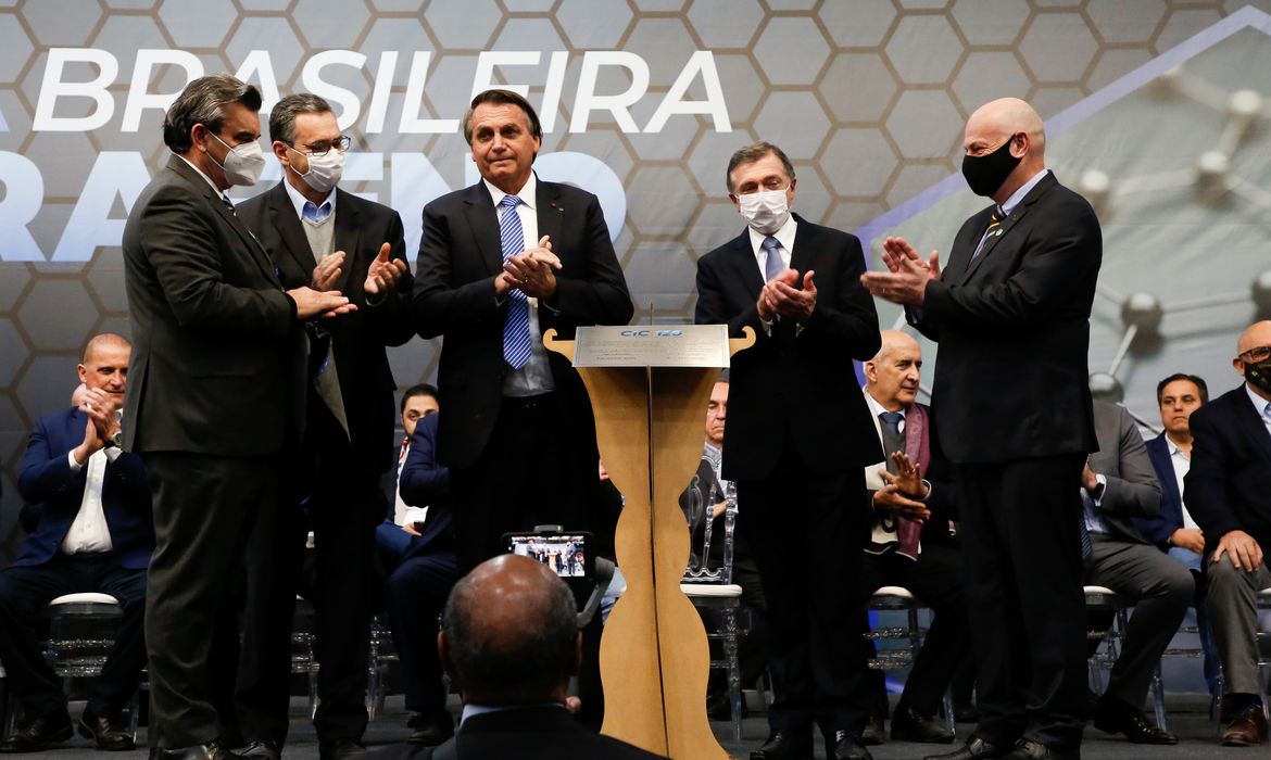 Presidente da República, Jair Bolsonaro descerra placa comemorativa aos 120 anos da Câmara de Indústria, Comércio e Serviços de Caxias do Sul.