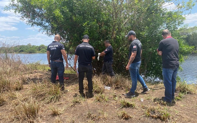 Criança de dois anos é achado morto perto de rio; mãe é suspeita de arremessar criança na água