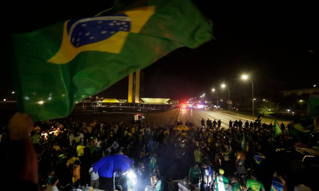 Caminhoneiros entram na Esplanada e são recebidos com festa pelo apoiadores do presidente Bolsonaro Foto: Cristiano Mariz/Agência O Globo