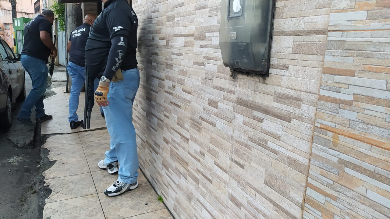 Pai é preso por estuprar filha e enteada