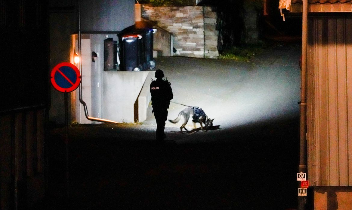 Homem mata várias pessoas na Noruega em ataque com arco e flecha