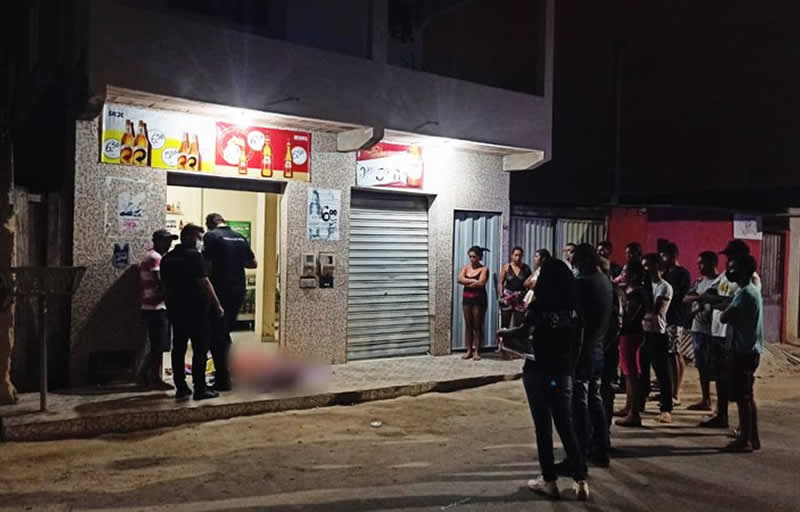 Homem é assassinado na porta de bar