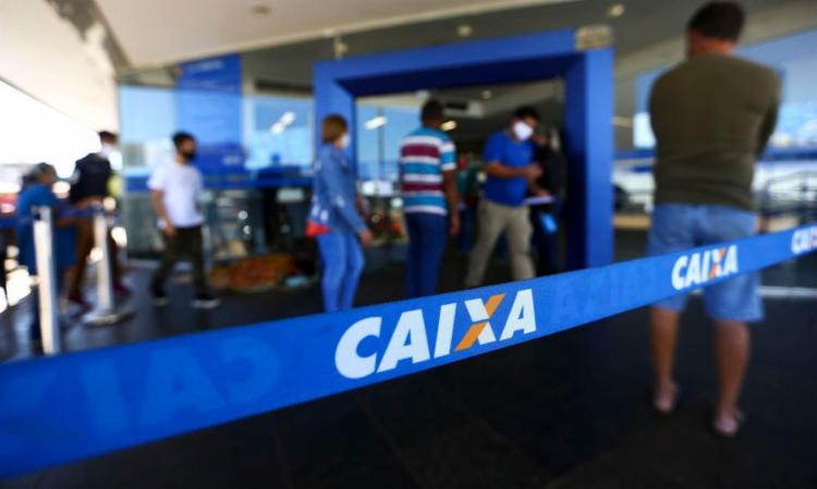 Governo deve prorrogar auxílio emergencial por dois meses, diz jornal