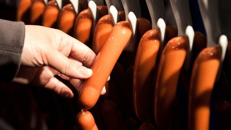 Como é feita a salsicha que você tanto adora, e o que realmente há dentro dela