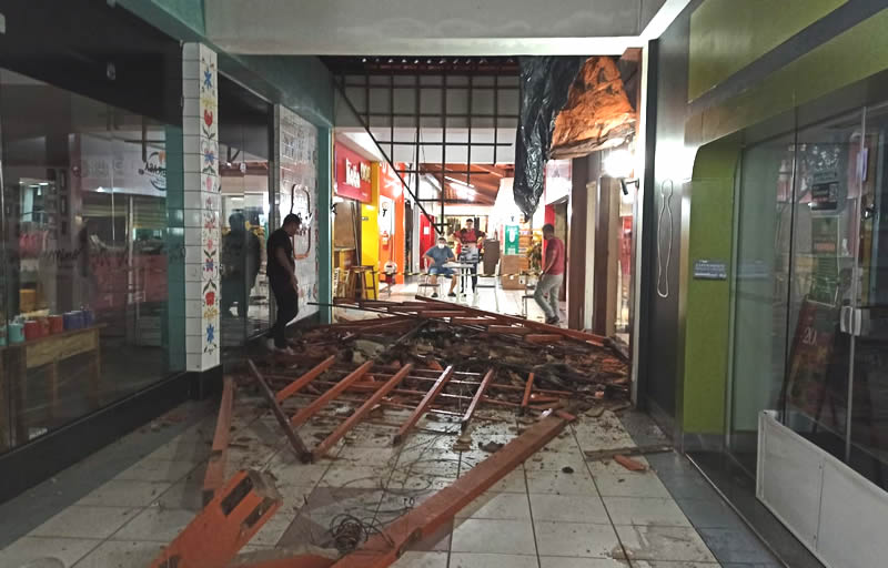 Parte do telhado de shopping desaba em Teixeira de Freitas