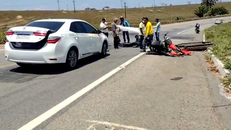 Morre homem atingido por placa de metal que caiu de carreta na BR-101