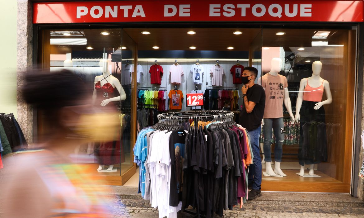 Comércio na SAARA (Sociedade de Amigos das Adjacências da Rua da Alfândega) no centro da cidade, e autorizado a reabrir a partir de hoje (9) na cidade do Rio de Janeiro
