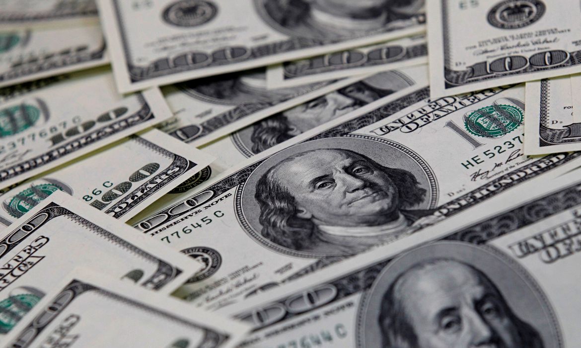 Dólar volta a fechar acima de R$ 5,50 com tensões no exterior