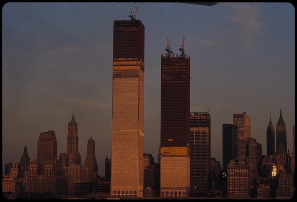 Torres Gêmeas sendo construídas. (Fonte: Wikimedia Commons)