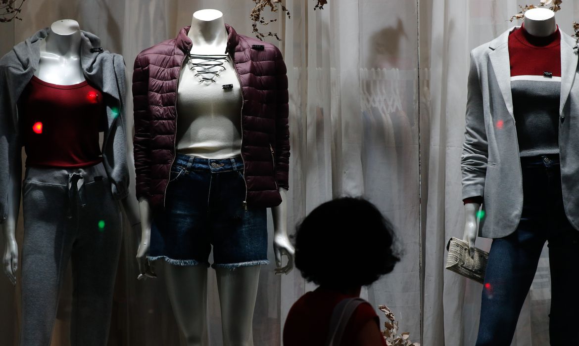 Vitrine de roupas em loja de rua, comércio no Centro do Rio