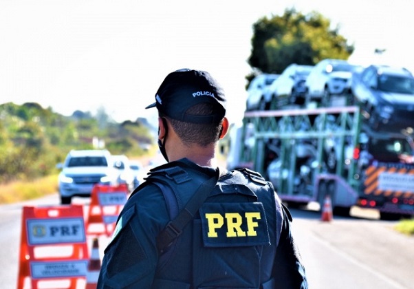 PRF desbloqueia rodovias ocupadas por caminhoneiros em oito estados