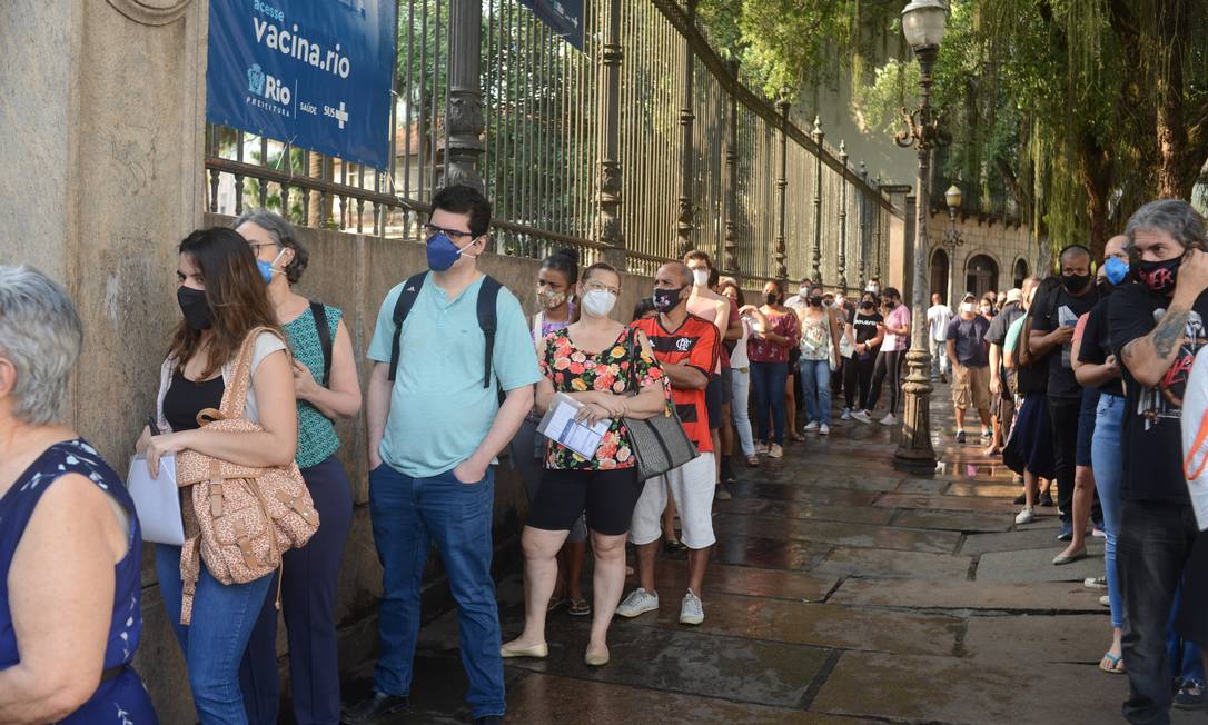 Média de mortes pela Covid-19 fica em 453, mostra consórcio de imprensa