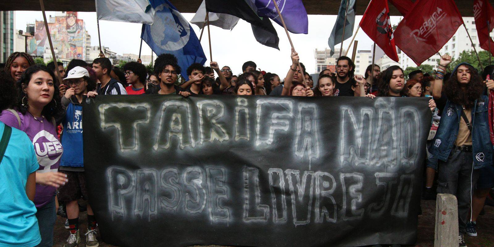 estudantes-protestam-contra-alta-na-tarifa-do-transporte-por-trilhos