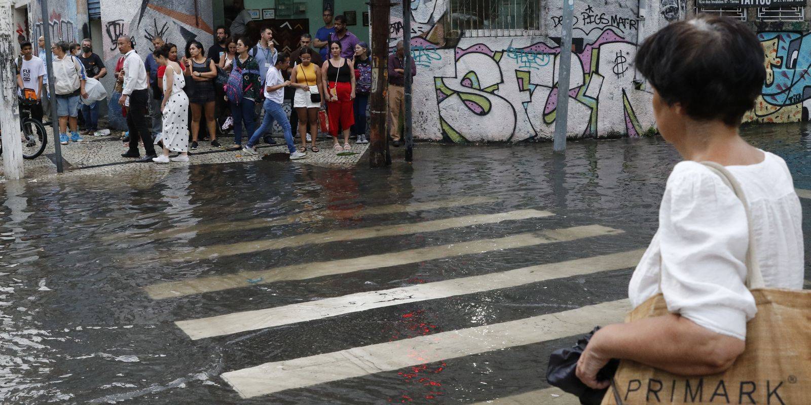 chuva-continua-causa-transtornos-na-cidade-do-rio