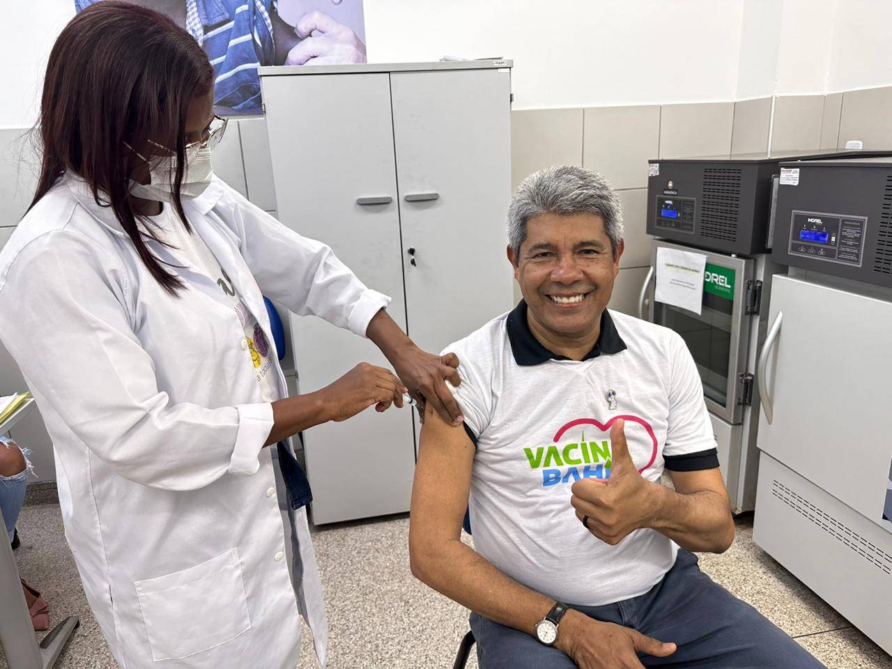 Jerônimo Rodrigues sendo vacinado com a dose bivalente e Influenza.