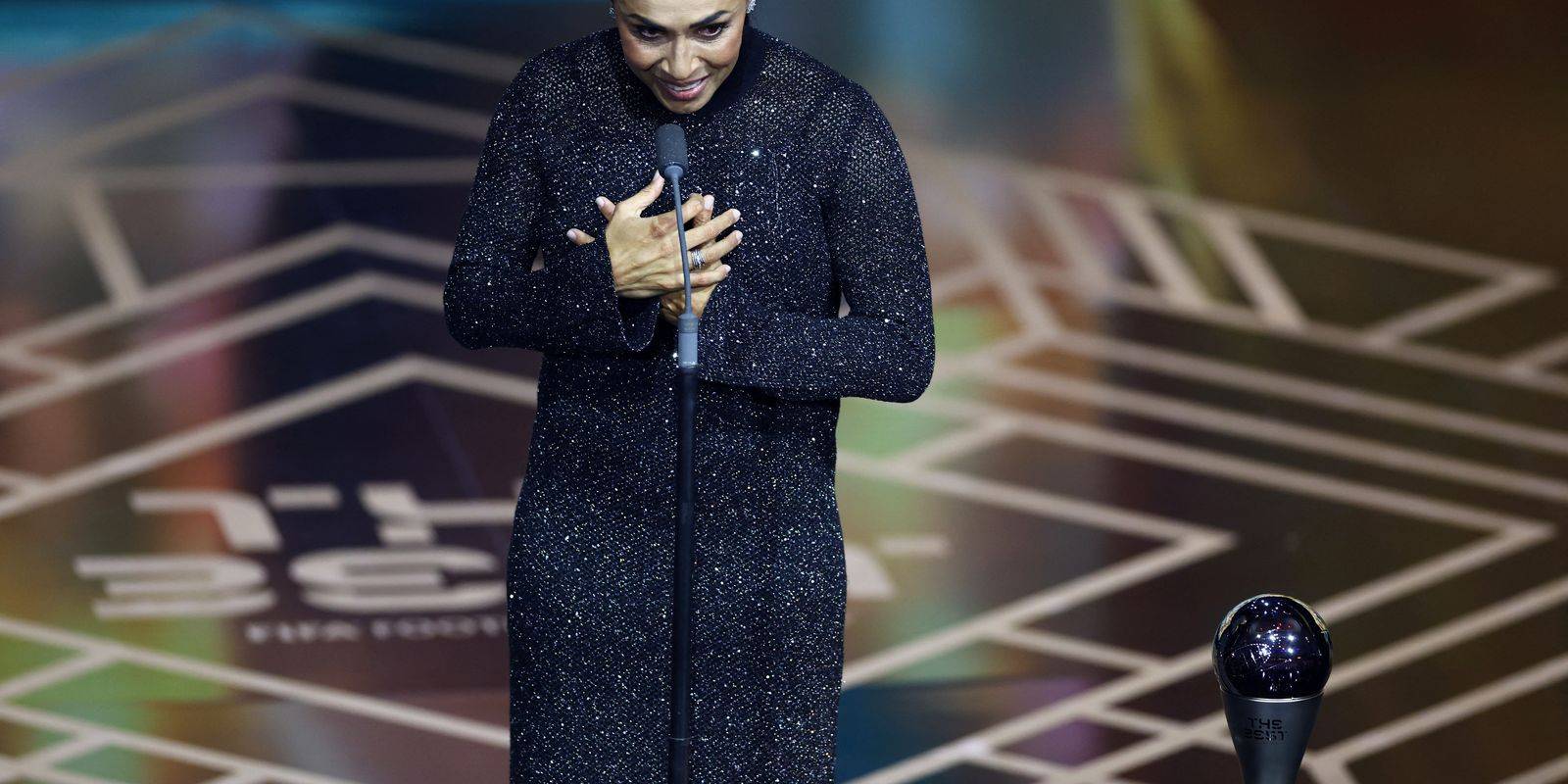 com-homenagem-a-rainha-marta,-fifa-coroa-melhores-do-mundo