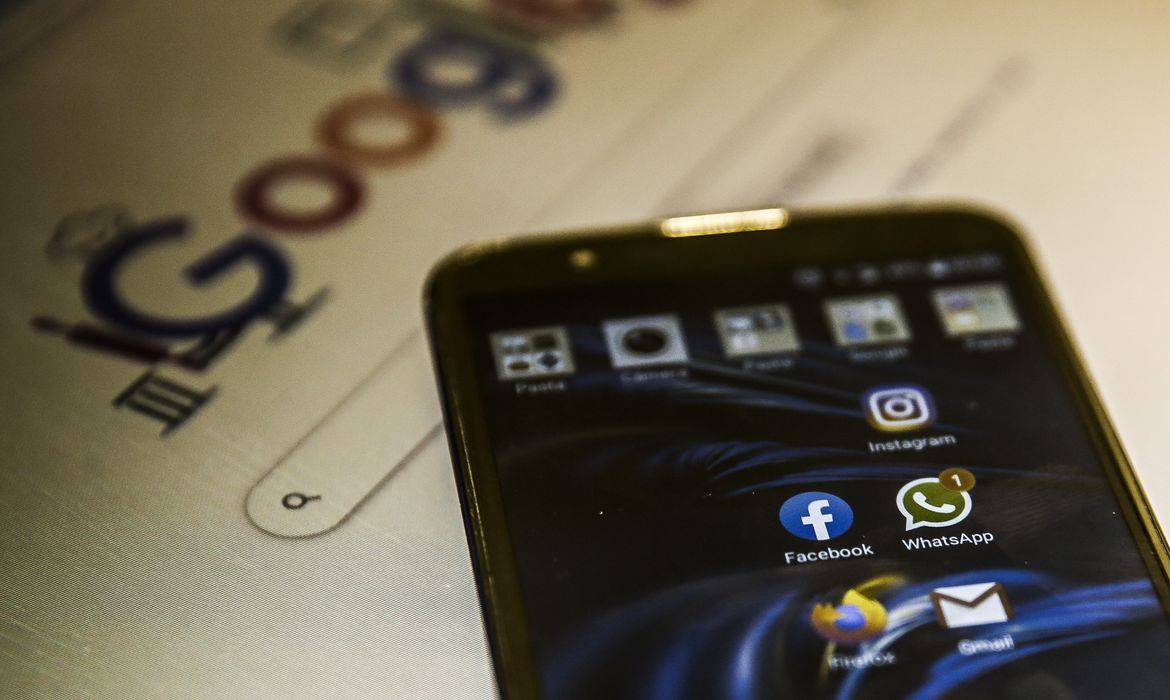 aplicativos de mensagem, internet, plataformas digitais, aplicativos, e-mail, redes sociais, golpe, desenrola, Brasil,