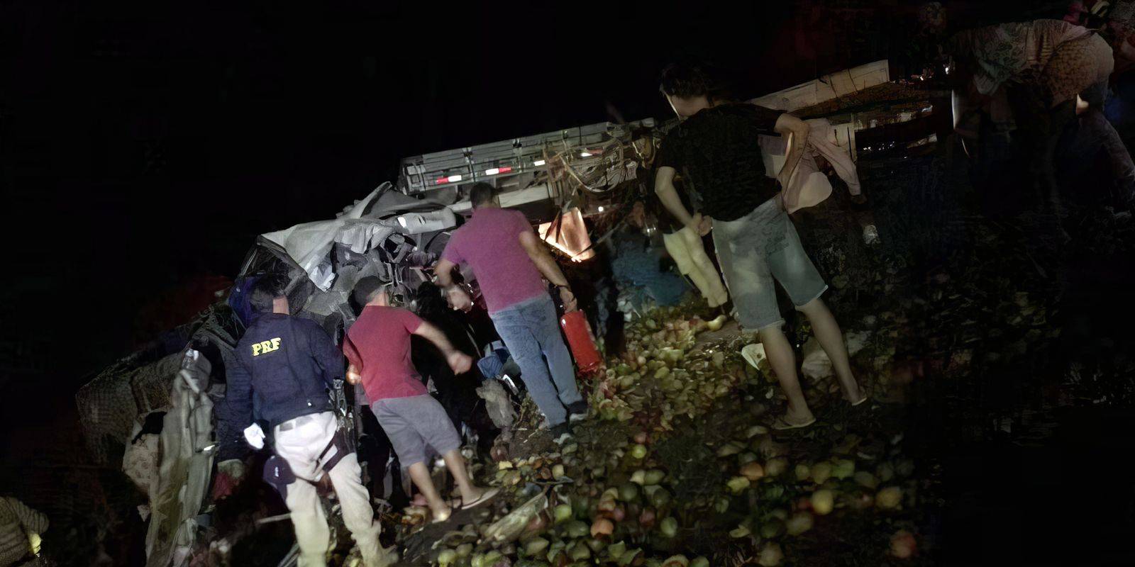 acidente-entre-onibus-e-caminhao-deixa-25-mortos-na-bahia