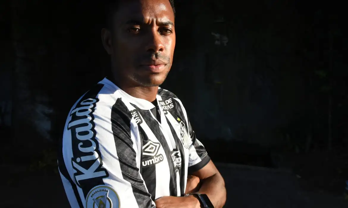 O Supremo Tribunal Federal (STF) suspendeu nesta sexta-feira (13) o julgamento virtual de um habeas corpus protocolado pela defesa do ex-jogador de futebol Robinho.