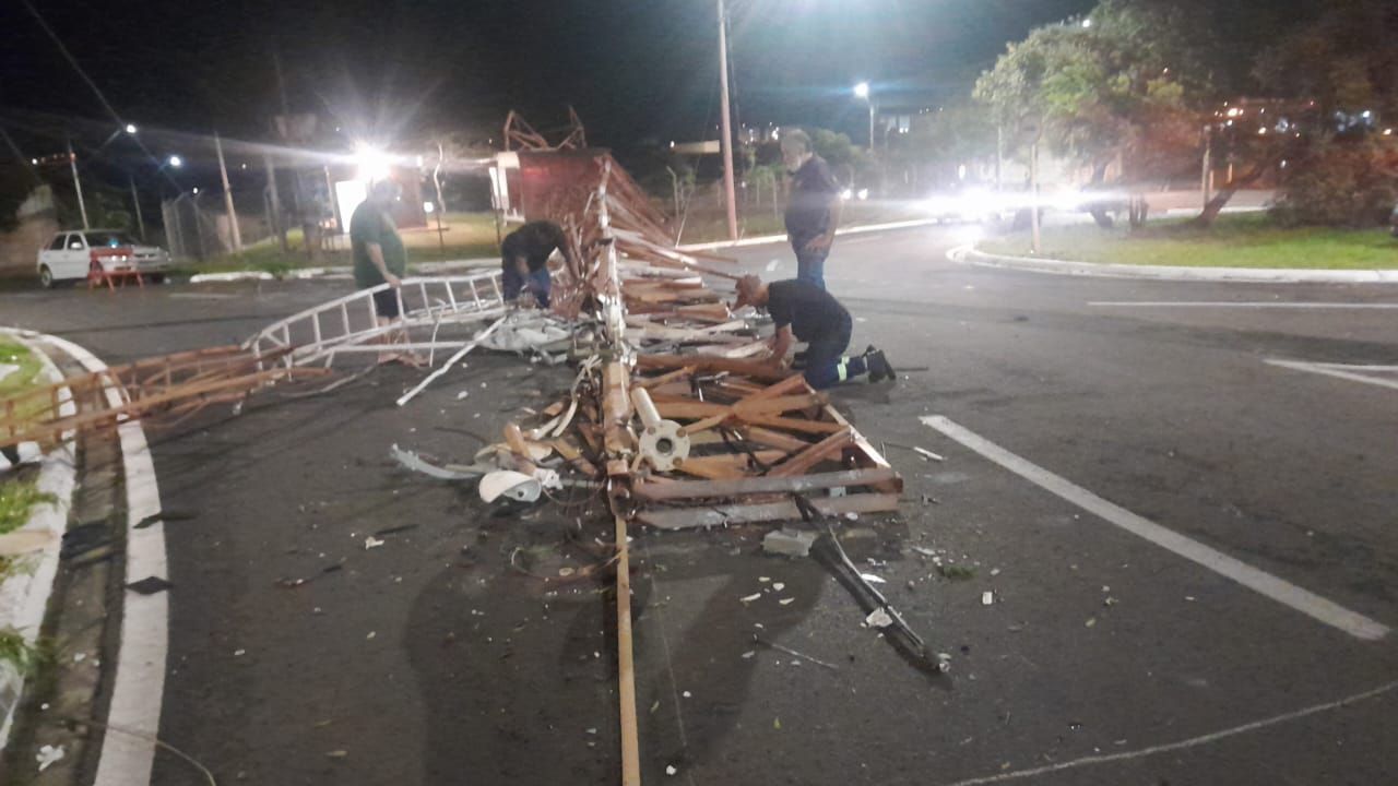 Chuva e ventos derrubam torre de TV e causam destruição em Bauru