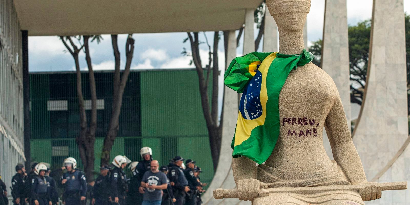 Mulher que pichou estátua do STF deixa prisão