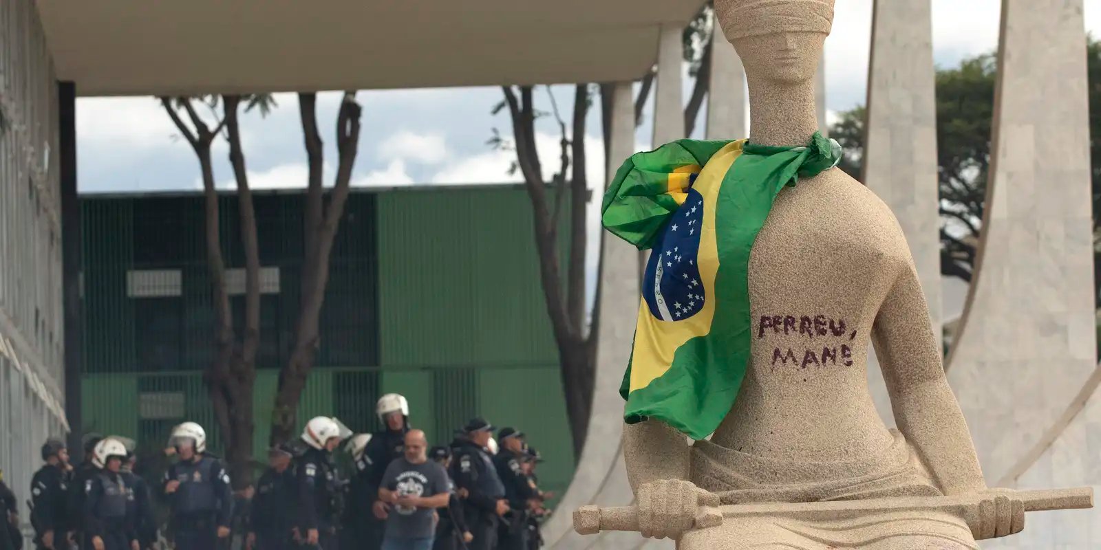 STF suspende julgamento de mulher que pichou “Perdeu, Mané” em estátua