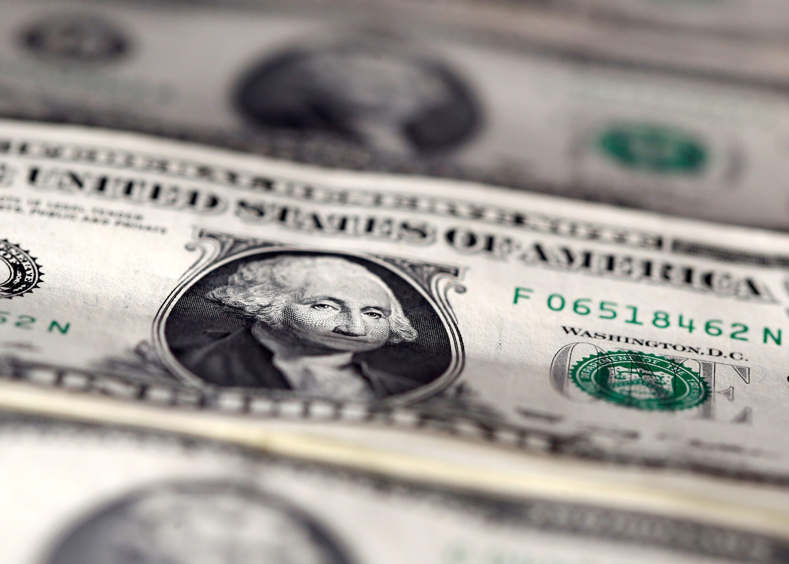 Dólar sobe na abertura com inflação do Brasil e tarifas dos EUA em foco