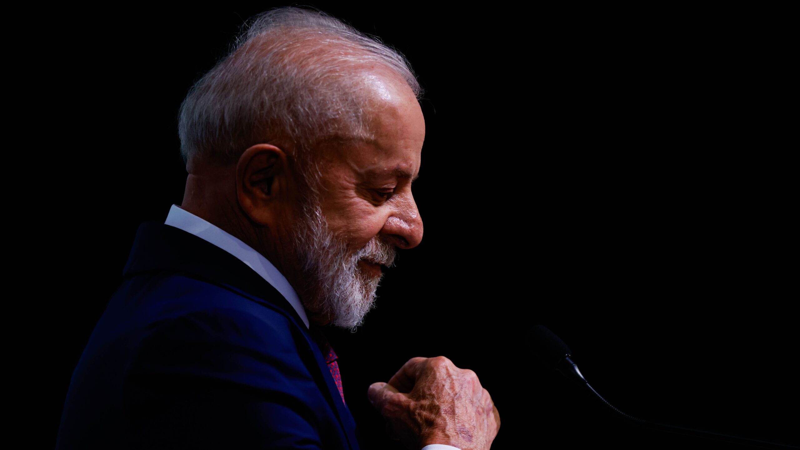 Lula volta a ter imagem mais positiva e supera Bolsonaro, aponta Atlas