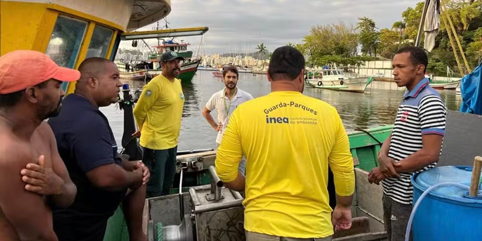 Embarcação é apreendida por pesca predatória em reserva de Niteroi