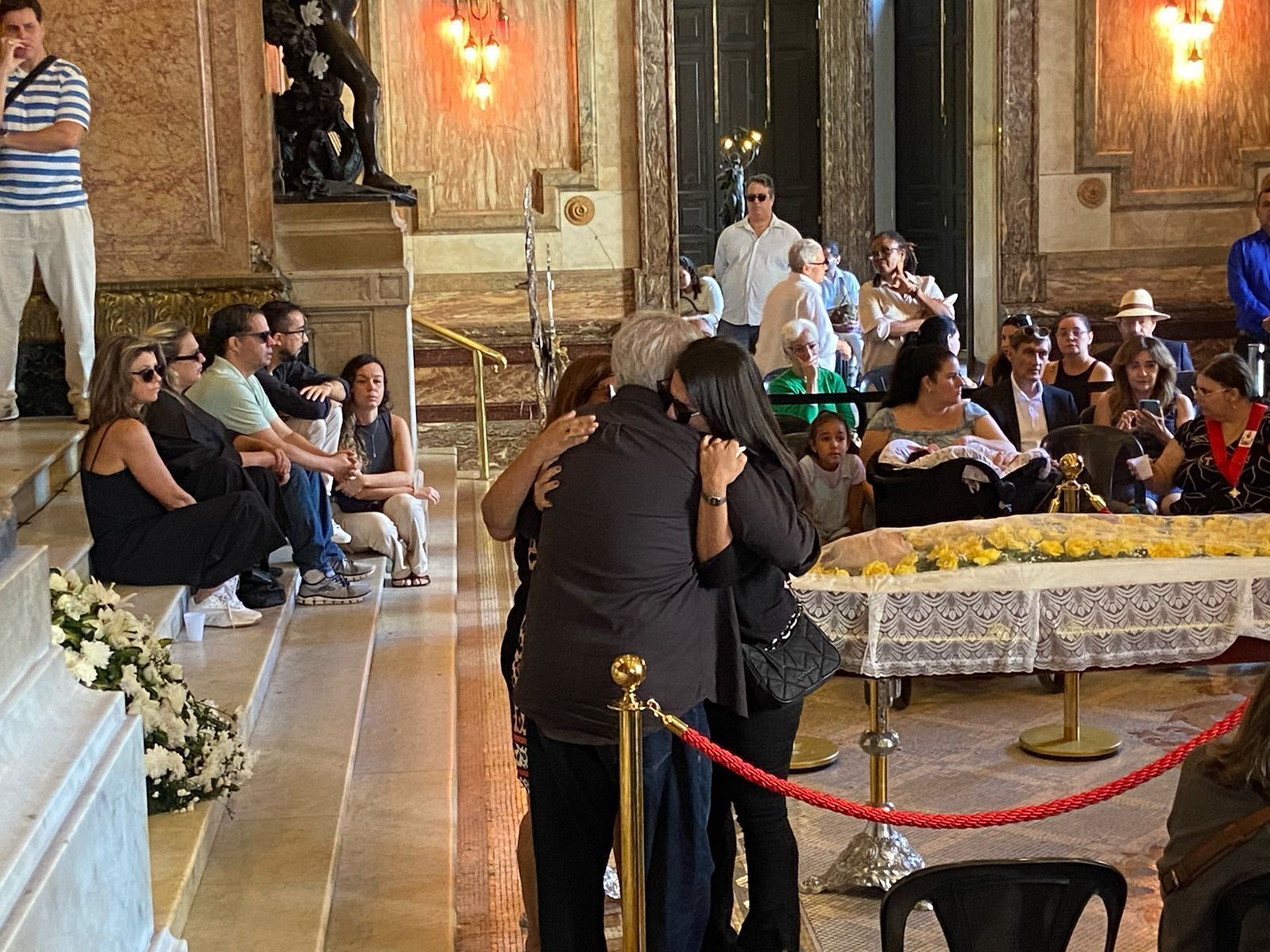 Familiares e famosos vão ao velório de Nana Caymmi