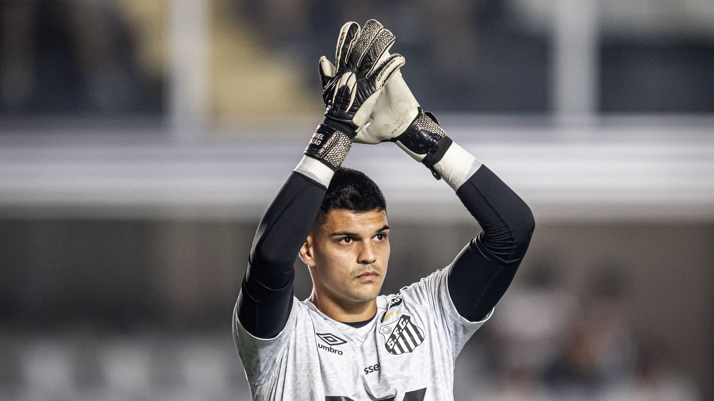Herói do Santos, Gabriel Brazão dispara sobre protesto: “Precisamos ganhar“