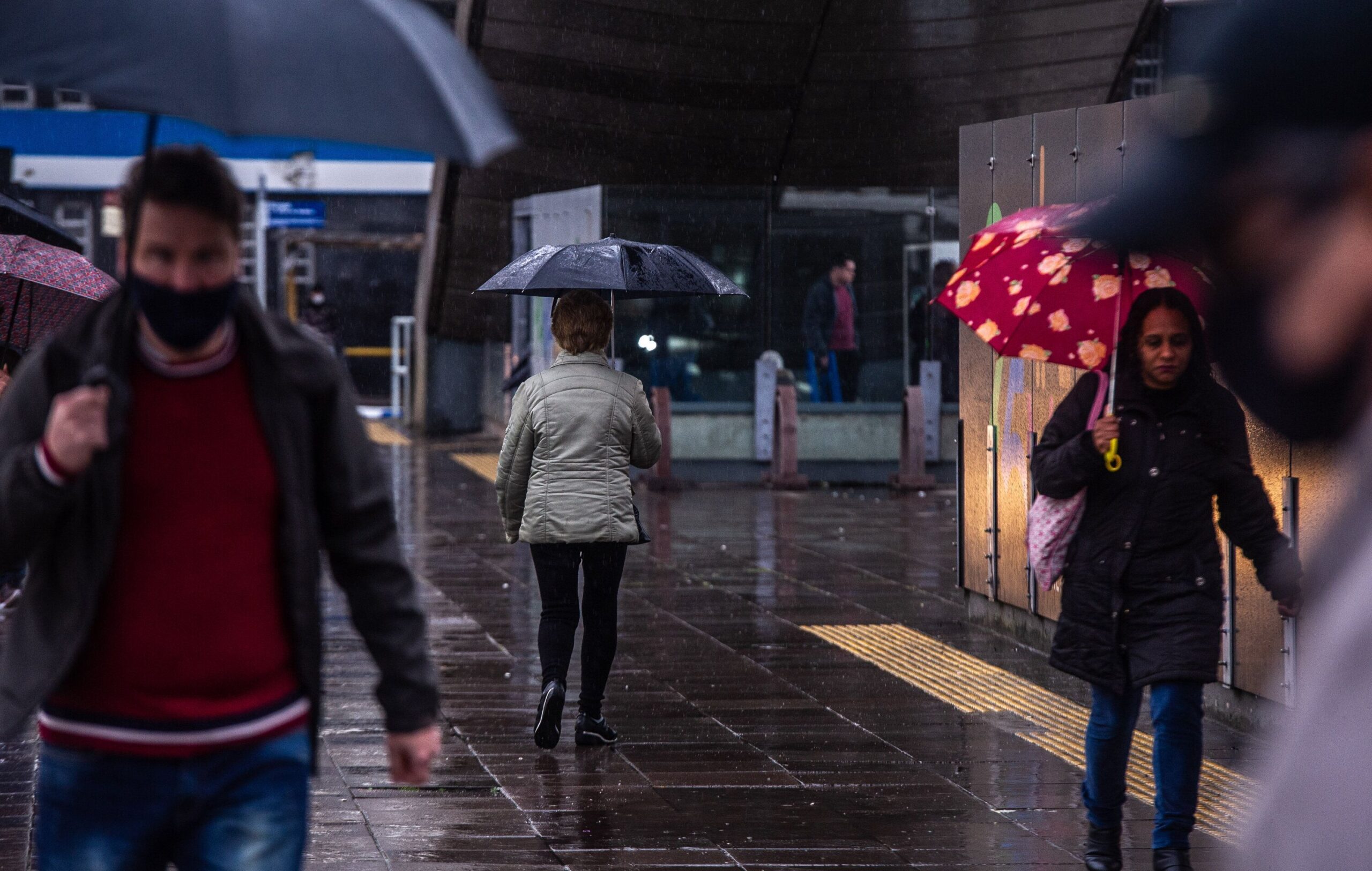 Frente fria deve encerrar ‘veranico’: veja previsão para o fim de semana