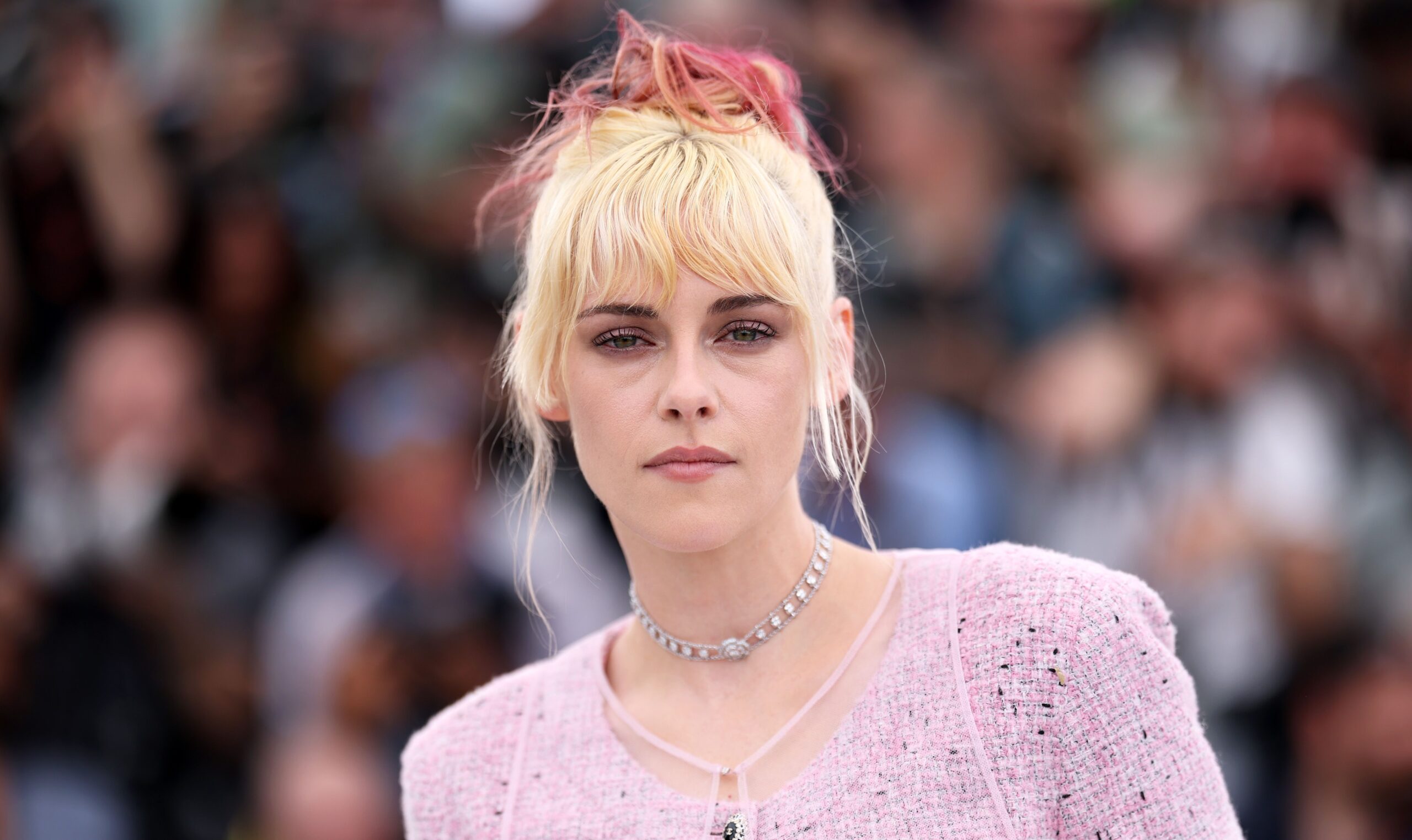 Estreando na direção, filme de Kristen Stewart é ovacionado em Cannes