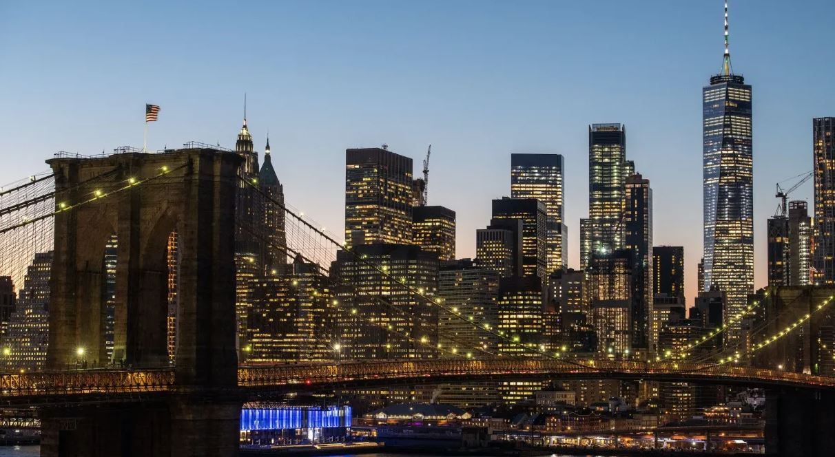 Navio de treinamento da Marinha Mexicana atinge Ponte do Brooklyn