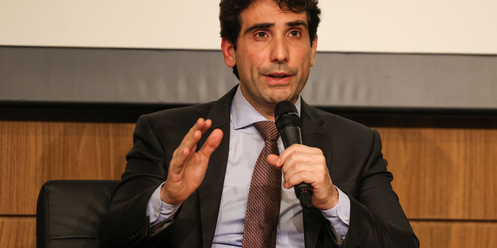 Galípolo diz que IOF não deveria ser usado para arrecadar