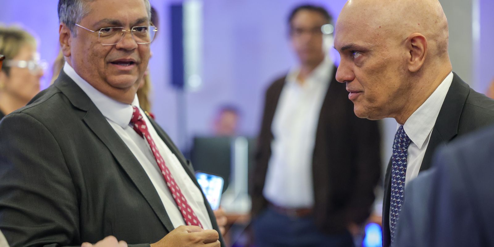Dino se solidariza e elogia Moraes, alvo de novas sanções dos EUA