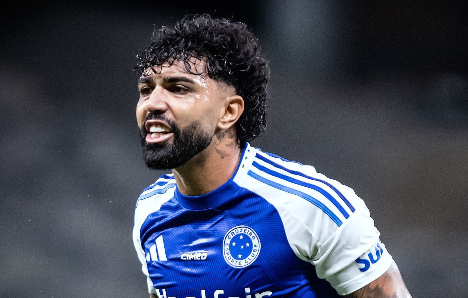 Gabigol, do Cruzeiro, monta lan house com equipamentos personalizados; veja