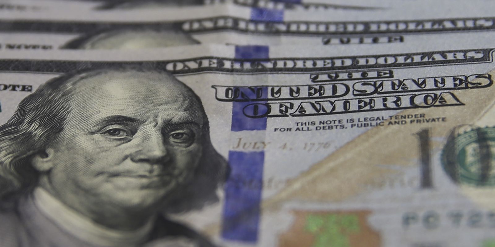 Dólar inicia a semana em queda e fecha a R$ 5,56
