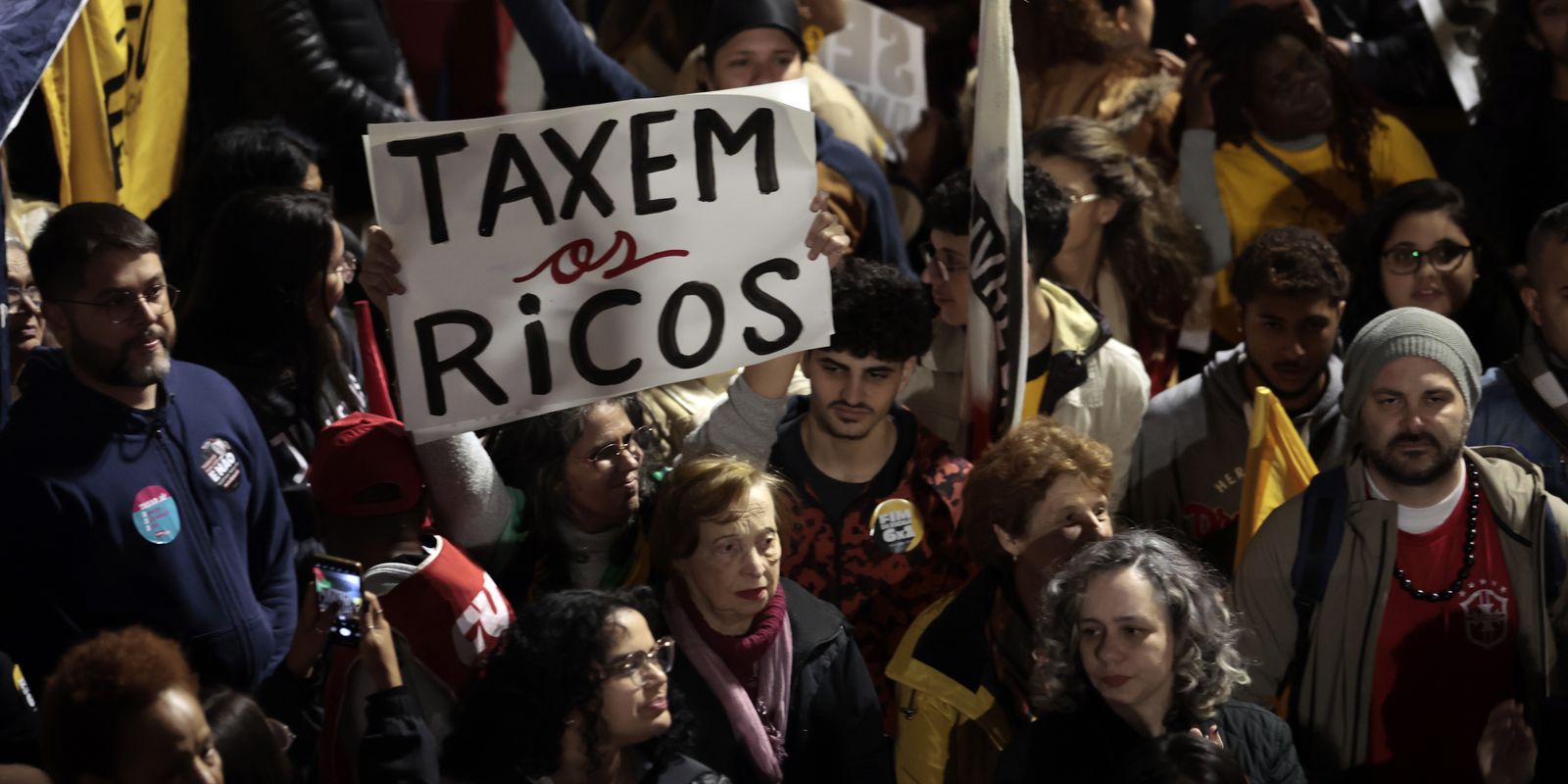 Ato na Avenida Paulista pede taxação de super-ricos e condena tarifaço