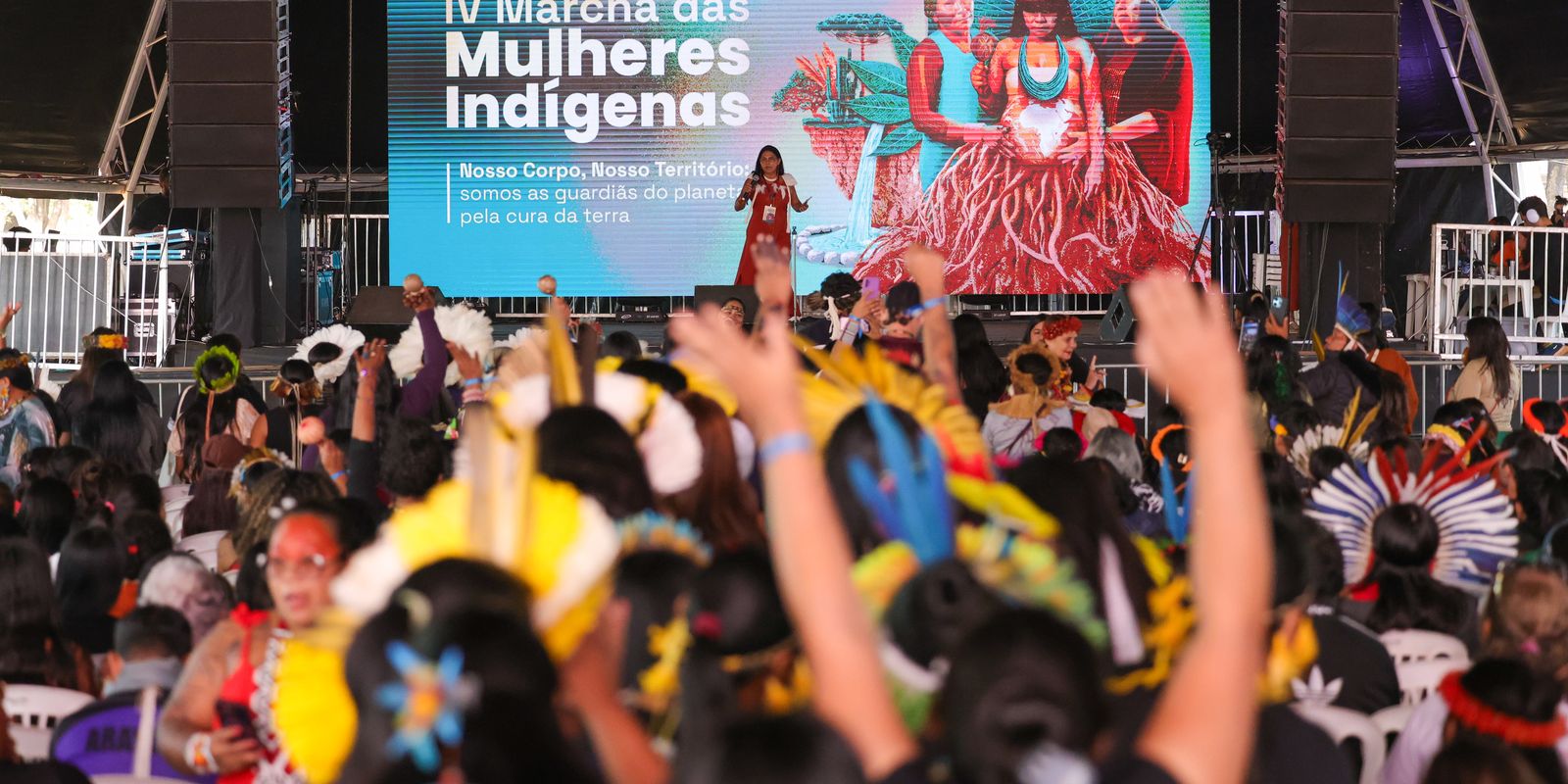 Evento em Brasília reúne 5 mil mulheres indígenas que pedem proteção