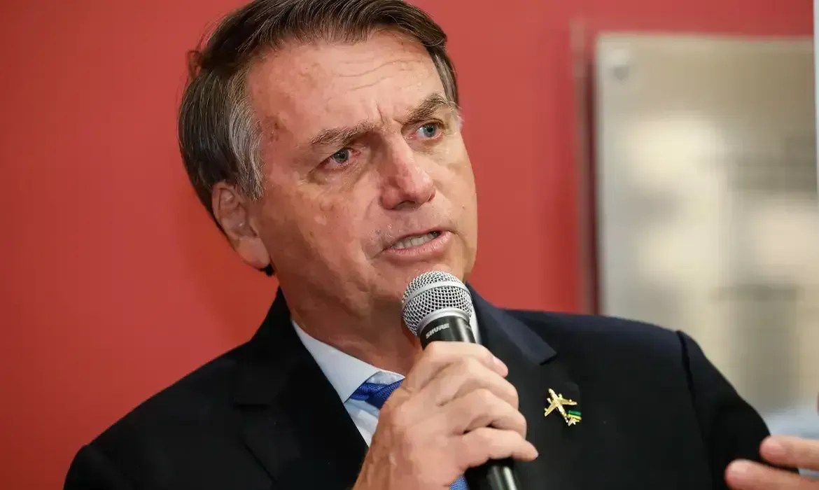 PF pede a Moraes policiais dentro da casa de Bolsonaro para evitar fuga