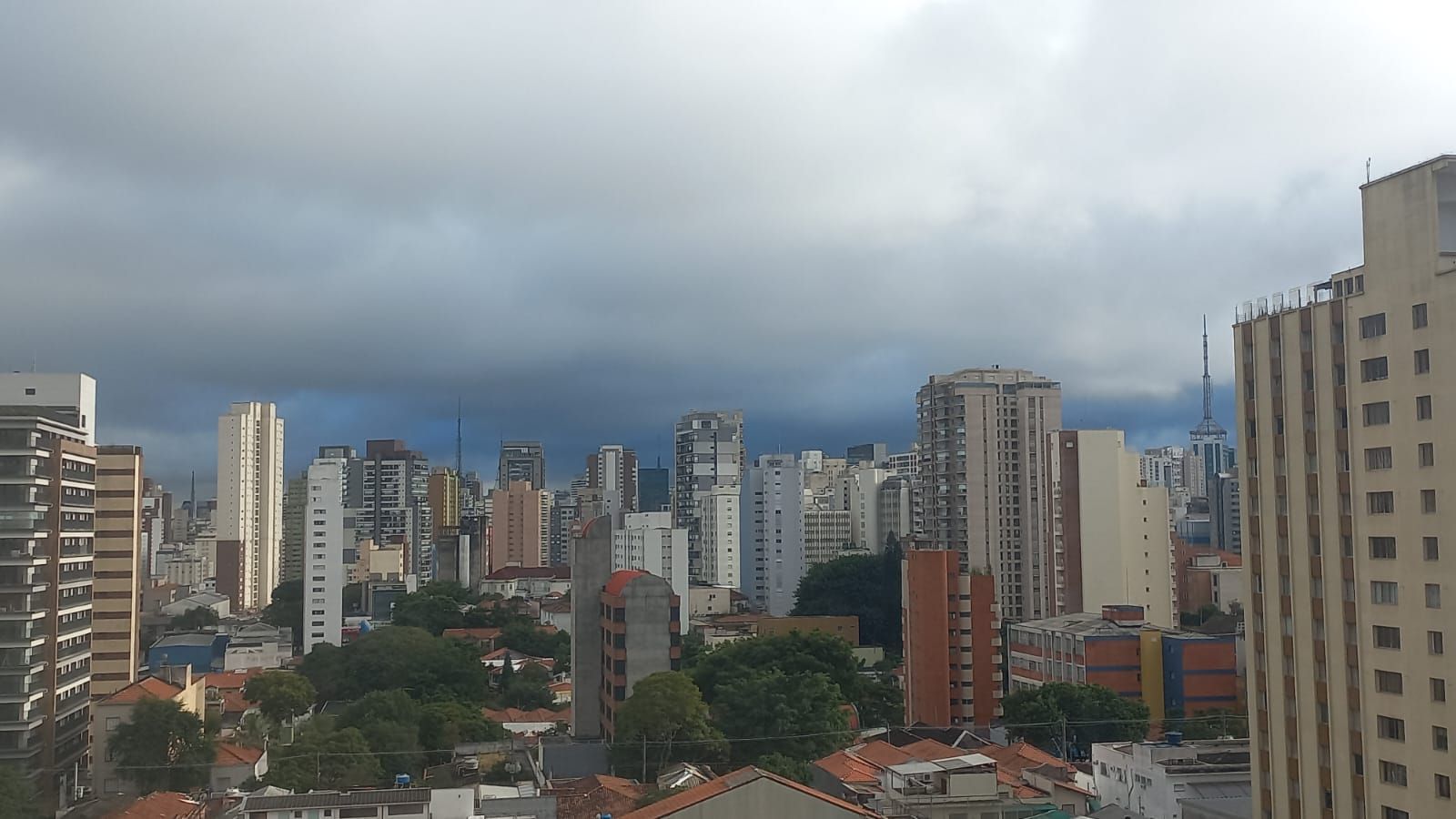 Chuva ganha força no Sul e temperaturas caem no Sudeste
