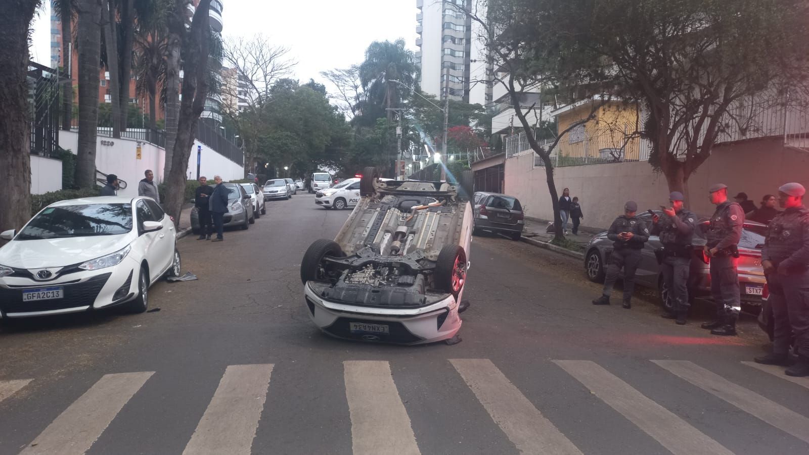 Esposa do ator Fulvio Stefanini capota carro após acidente em SP