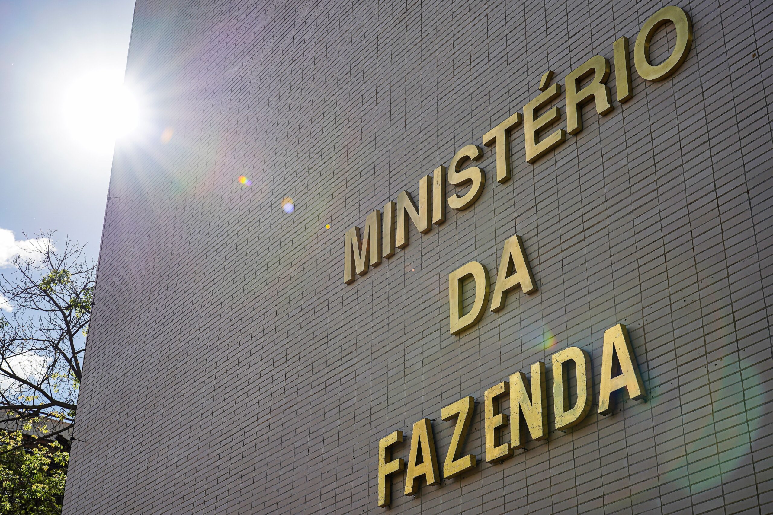 Equipe econômica confirma superávit primário em ano eleitoral