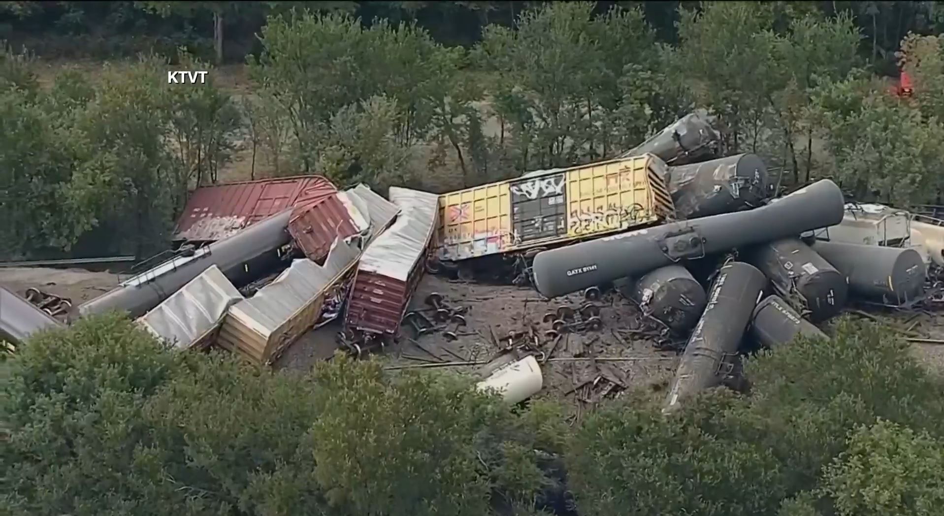 Trem descarrila no Texas, nos EUA; bombeiros trabalham para conter fogo