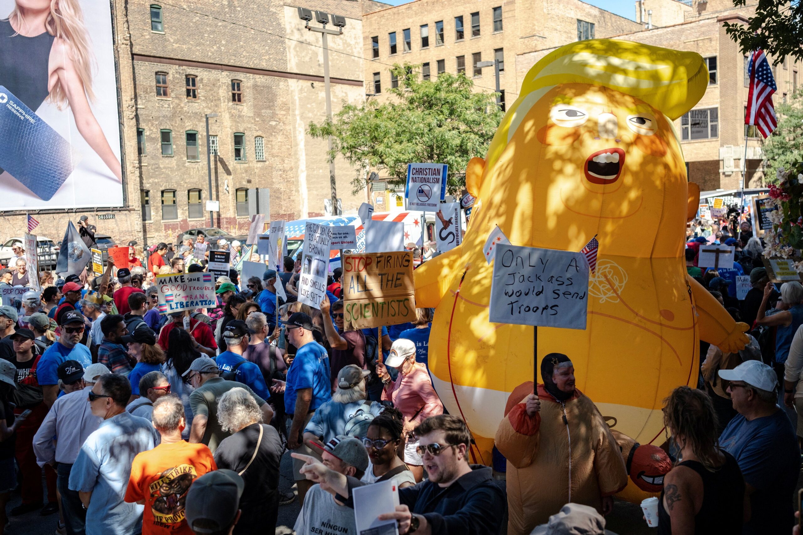 Manifestantes protestam contra operação de Trump em Chicago