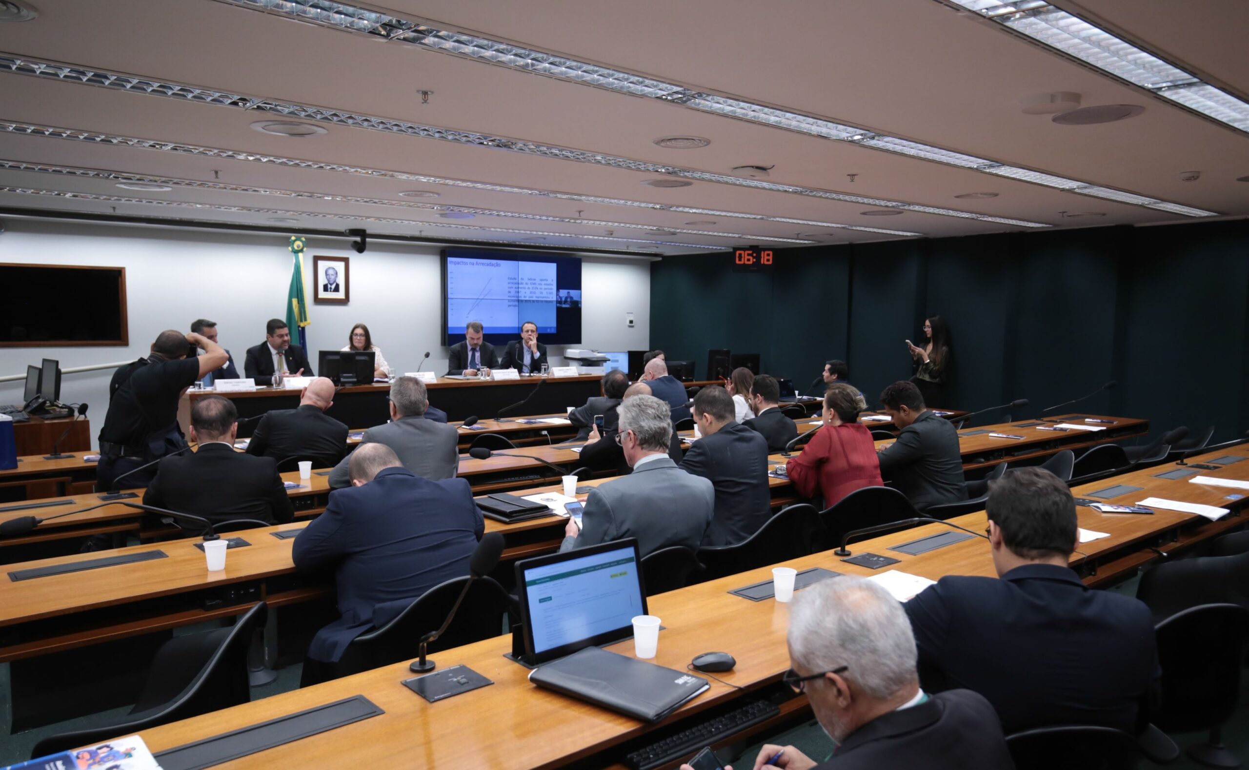 Avança na Câmara proposta que enquadra técnicos, DJs e garçons no MEI